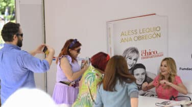 Ana Obregón, recibida con vítores, cámaras, aplausos y apretujones en su firma de la Feria del Libro