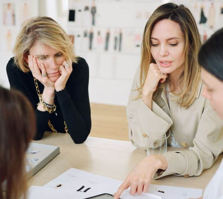 Angelina Jolie se apunta al auge de lo 'vintage': ¿conciencia eco o negocio redondo?