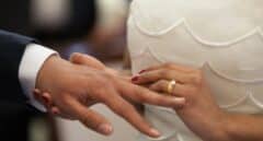Moncloa acerca los derechos de las parejas de hecho y las casadas para atajar la disparidad legal entre CCAA