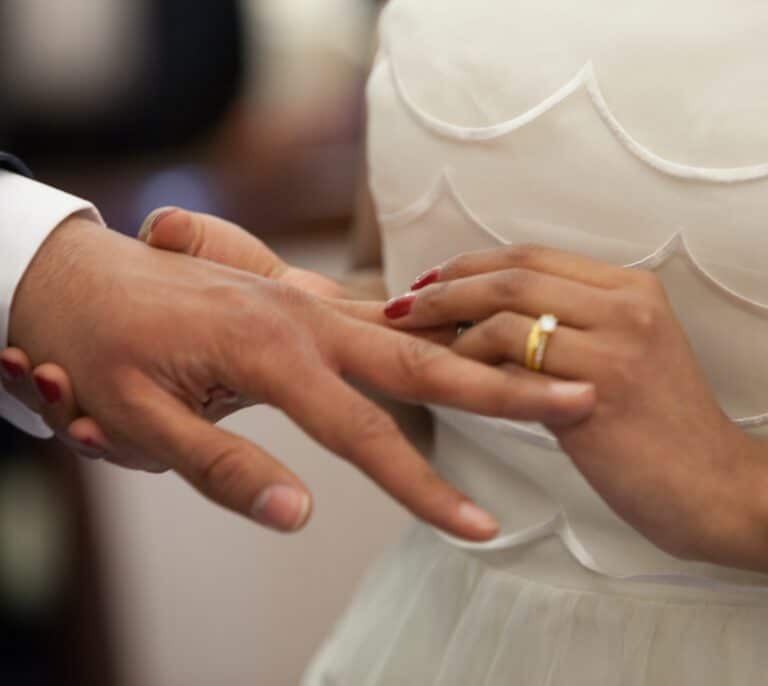 Moncloa acerca los derechos de las parejas de hecho y las casadas para atajar la disparidad legal entre CCAA