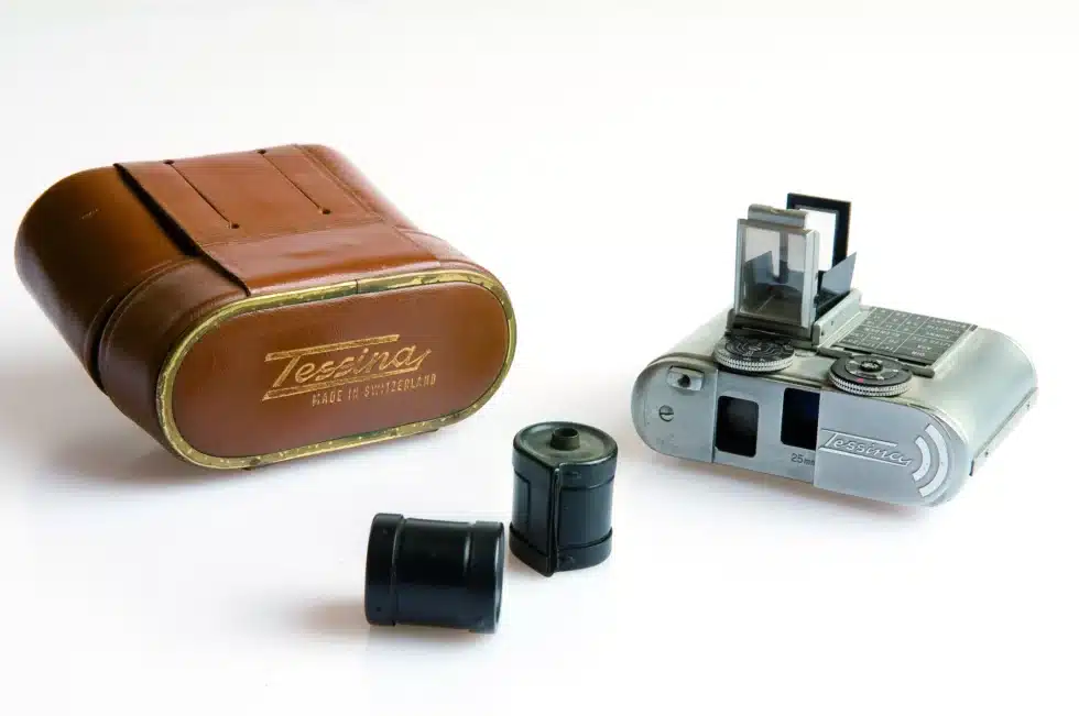 Cámara filmográfica « Tessina L » 35mm, fabricada en Suiza, 1960-1990. Dimensiones: L. 6,5 x l. 5,5 x P. 2,7 cm. DGSE- Ministère des Armées, Francia.