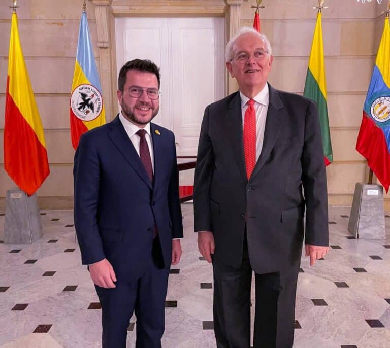 La Generalitat abre nueva embajada en Colombia, el exilio dorado del líder de Tsunami