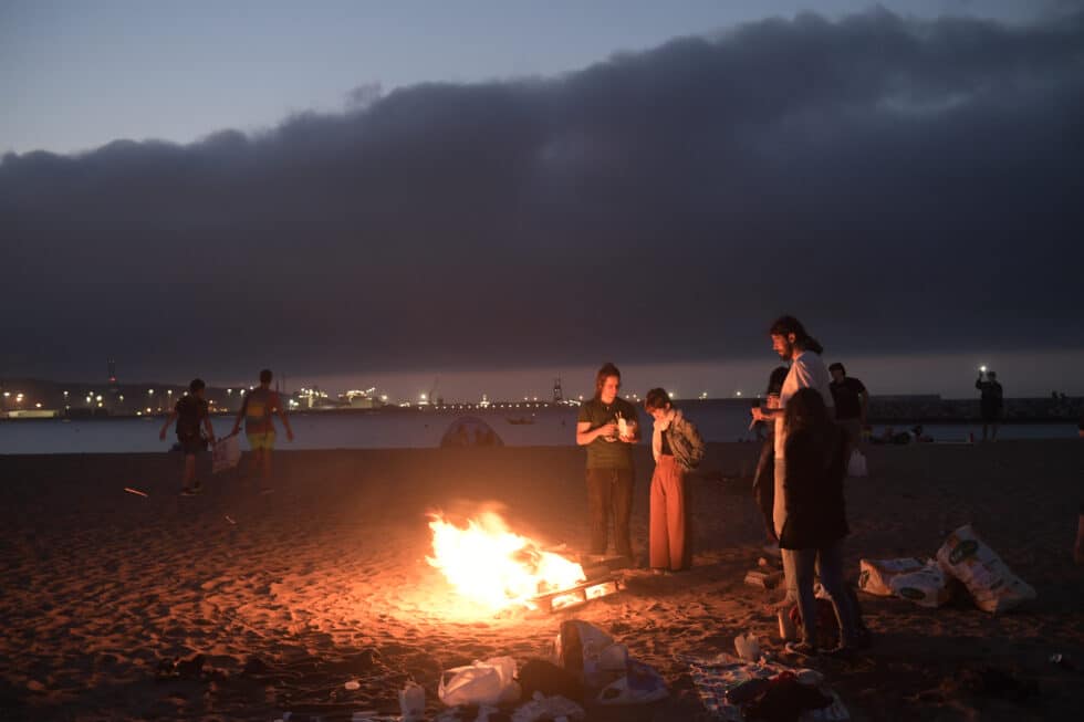 Celebración de la Noche de San Juan en la playa de Poniente, en Gijón.