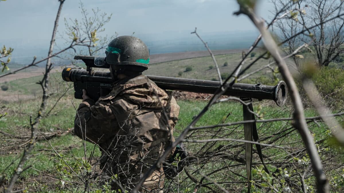 Un soldado ucraniano en las inmediaciones de Bajmut