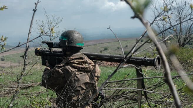 Un soldado ucraniano en las inmediaciones de Bajmut