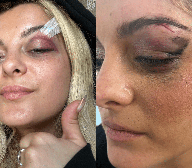 Móviles, estrellas ninja y ramos de flores: las peculiares 'armas' arrojadizas contra los artistas