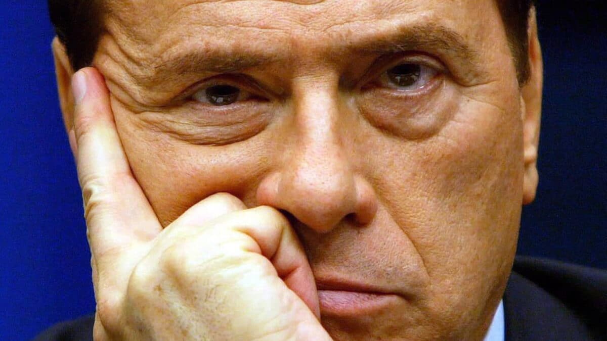 Fotografía de archivo tomada el 11 de diciembre de 2003 que muestra al entonces primer ministro italiano Silvio Berlusconi durante una rueda de prensa en Bruselas, Bélgica