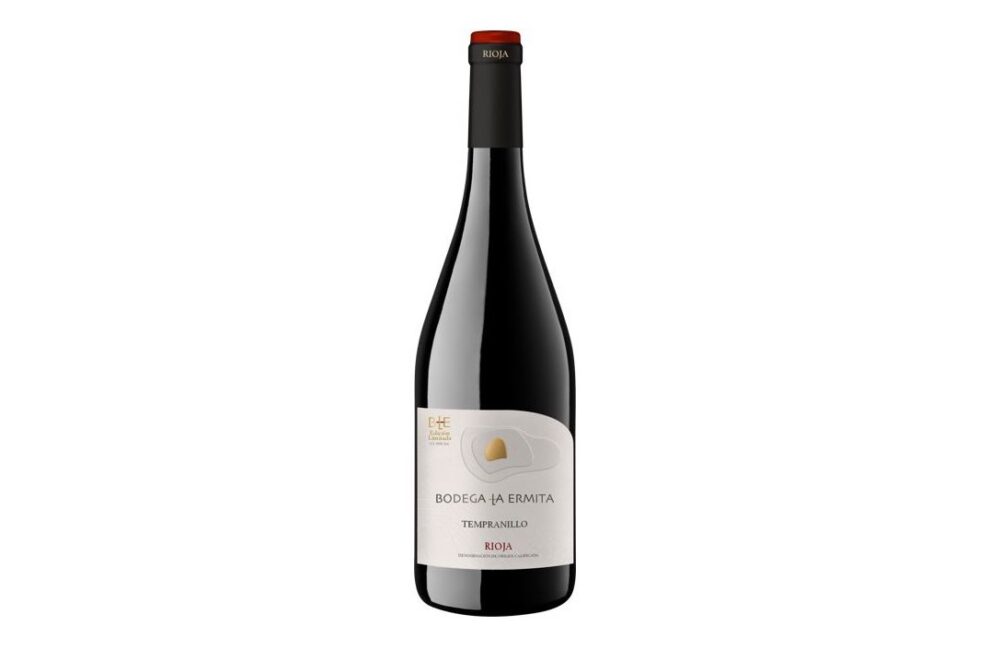 Botella de La Ermita 2019, uno de los vinos preferidos por los jóvenes españoles en 2023 según el Concurso VinoSub30