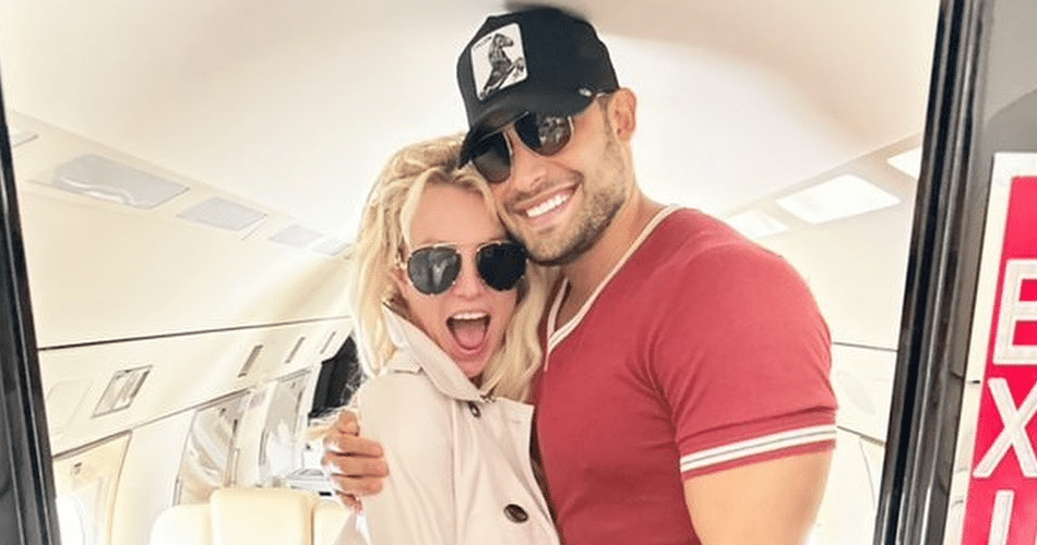 Britney Spears con su marido, Sam Asghari, en un jet privado