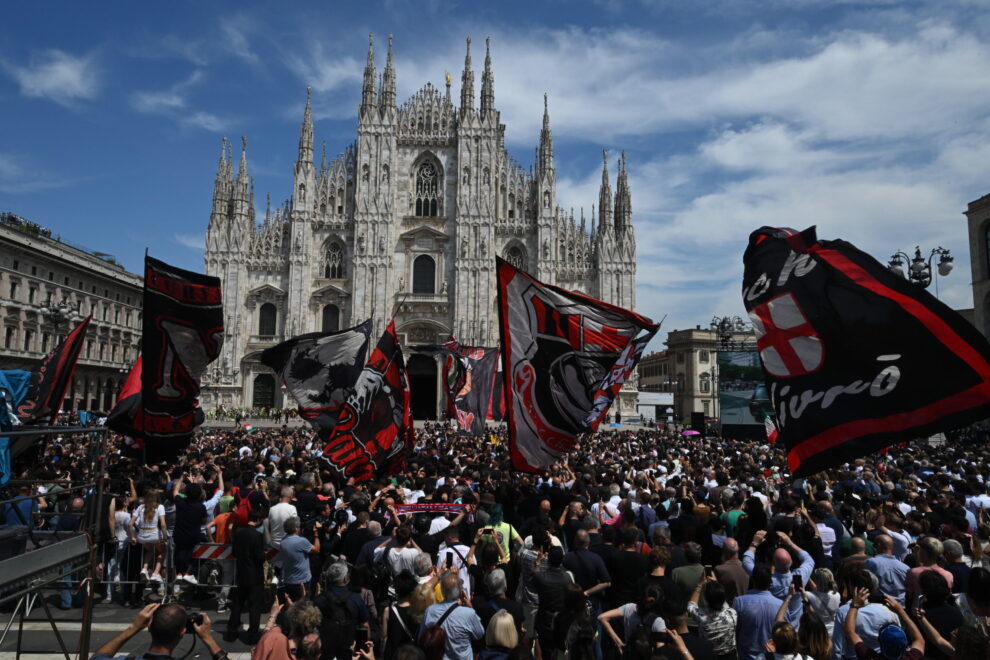 'Curva Sud', los seguidores del club de fútbol AC Milan se reúnen para el funeral de estado del ex primer ministro italiano