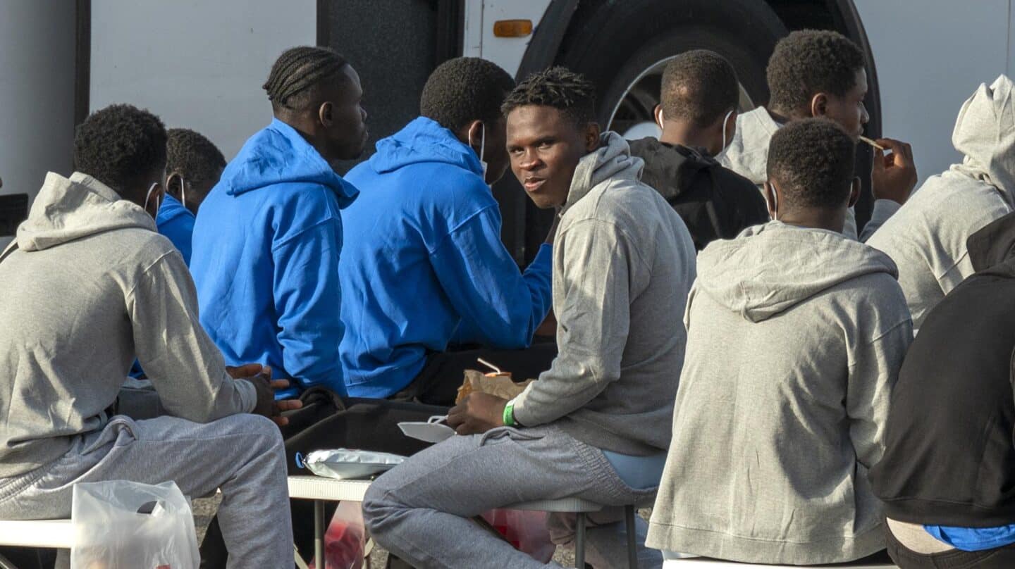 Migrantes rescatados a bordo de una neumática con motor en el Puerto Naos, en Arrecife.