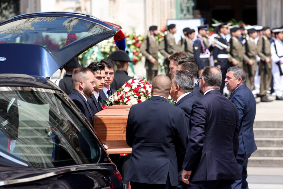 El ataúd de Silvio Berlusconi llega a la Catedral de Milán (Duomo) para el funeral de Estado,