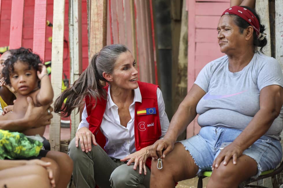 La reina visita a los ciudadanos del barrio donde se lleva a cabo el programa de abastecimiento de agua potable y saneamiento domiciliario de Villa Hermosa este martes, en Cartagena de Indias (Colombia)