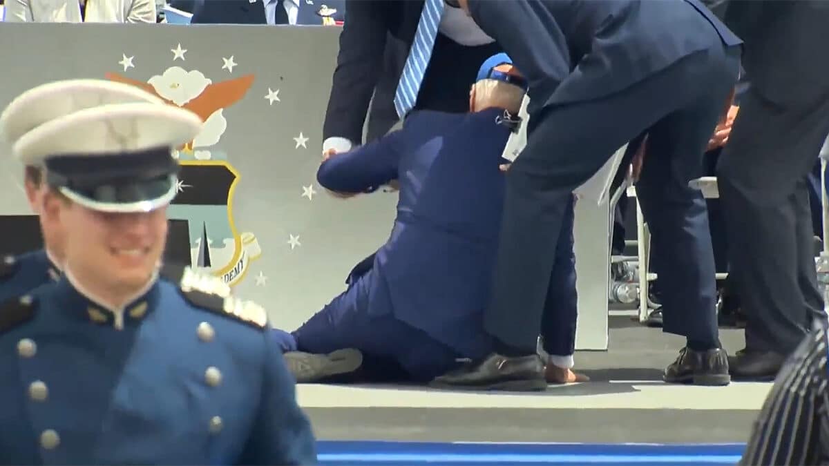 Joe Biden se tropieza otra vez y se cae en una ceremonia de graduación militar
