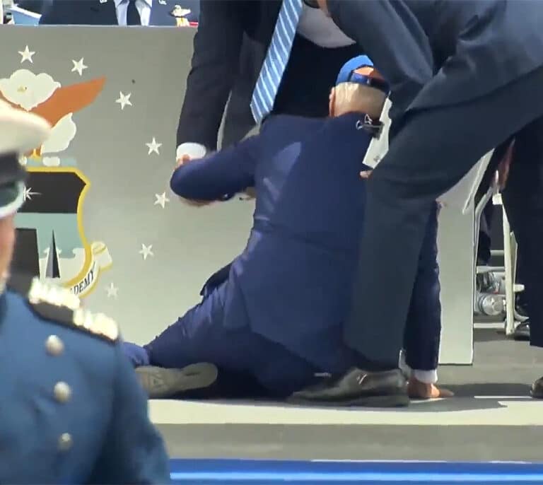 Joe Biden se tropieza otra vez y se cae en una ceremonia de graduación militar