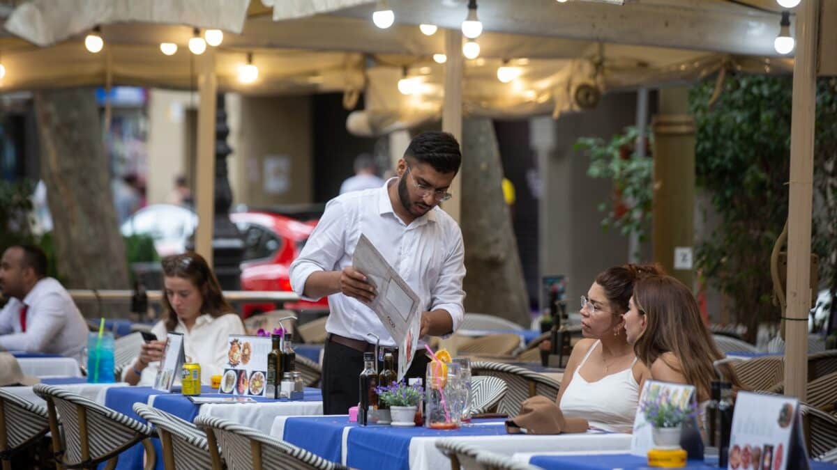 Un camarero atiende a una mesa en las Ramblas de Barcelona.