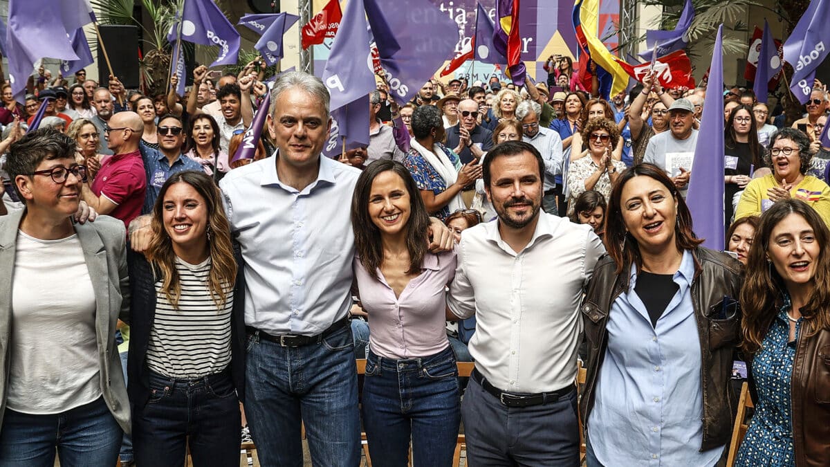 La candidata a la alcaldía de València de la coalición, Pilar Lima (i), la ministra de Igualdad, Irene Montero (2i), el candidato a la Generalitat de UP-EUPV, Héctor Illueca (3i), la ministra de Derechos Sociales y Agenda 2030 y secretaria general de Podemos, Ione Belarra (c), el coordinador federal de Izquierda Unida y ministro de Consumo, Alberto Garzón (3d), y la coordinadora de EUPV y número 2 por Valencia, Rosa Pérez Garijo