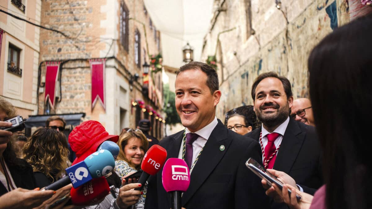 El candidato del PP a la Alcaldía de Toledo, Carlos Velázquez (c), atiende a medios a su llegada a la celebración del Corpus Christi