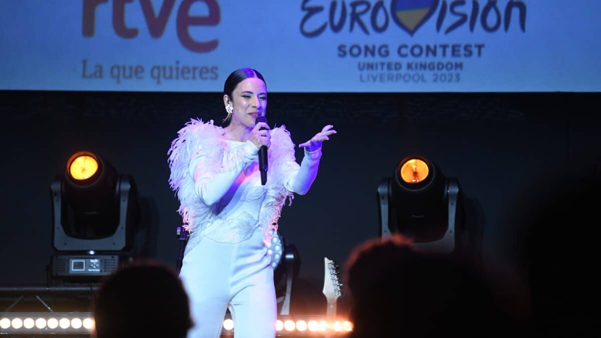 La cantante Banca Paloma actúa durante un evento de despedida antes de su viaje a Liverpool para representar a España en el Festival de Eurovisión 2023