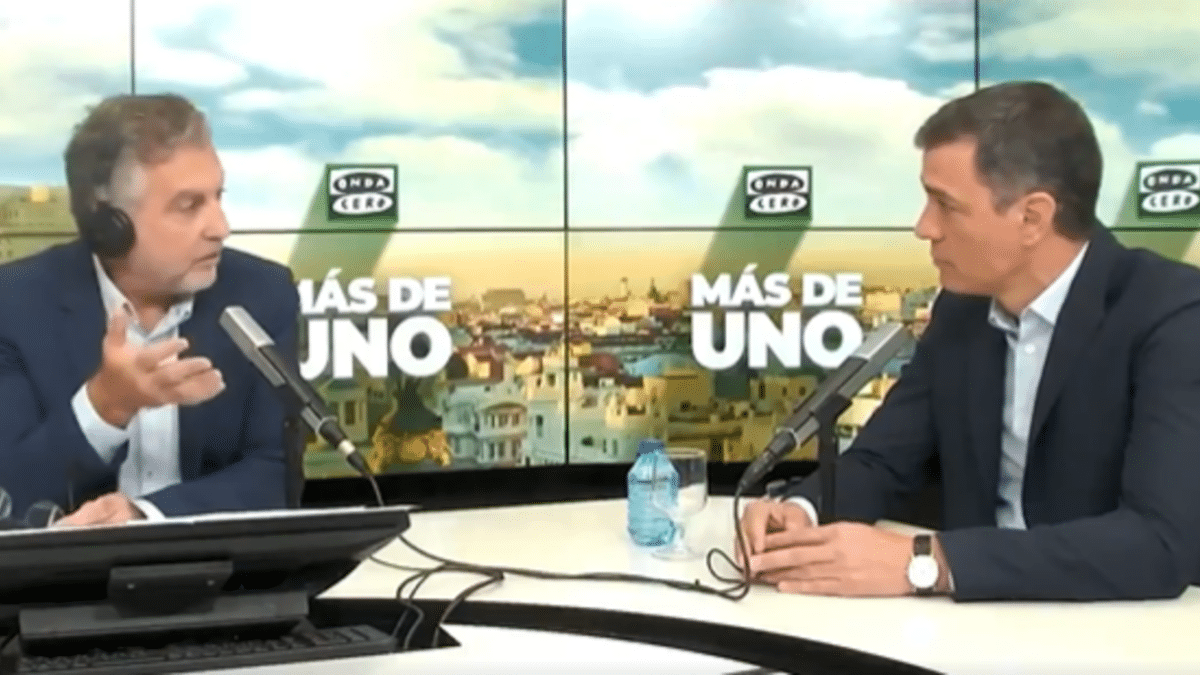 El presidente del Gobierno, Pedro Sánchez, durante su entrevista en 'Más de uno' (Onda Cero), con el periodista Carlos Alsina, este 19 de junio de 2023.