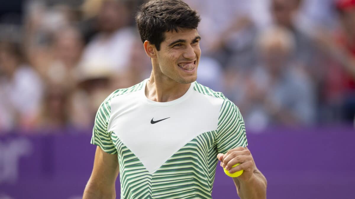 El español Carlos Alcaraz celebra su victoria ante Sebastian Korda en su partido de semifinales del torneo Cinch de Tenis en las pistas de Queen's en Londres