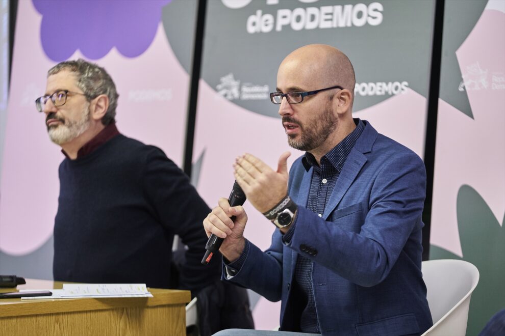 El secretario de Economía de Podemos, Nacho Álvarez, interviene junto a Martín durante la celebración de la 'Uni de otoño' en la Facultad de Ciencias Políticas de la Universidad Complutense de Madrid.