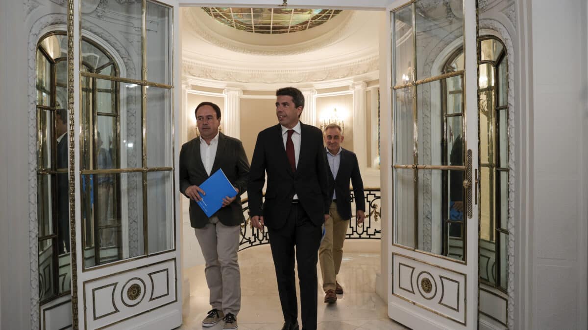 El candidato del PP a la Presidencia de la Generalitat, Carlos Mazón (c), acompañado del director de su campaña electoral, Miguel Barrachina (d)