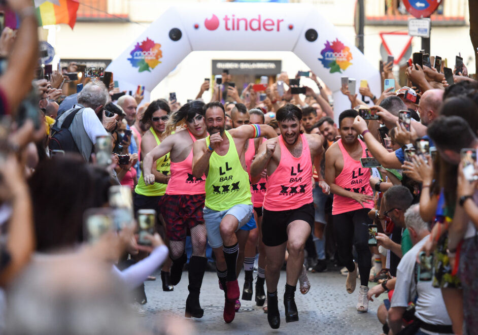 Carrera de tacones en las fiestas del orgullo gay de madrid