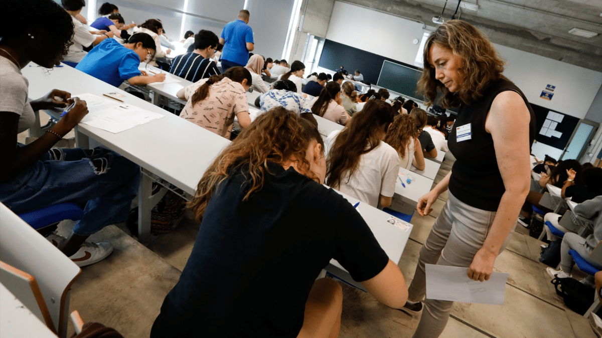Estudiantes realizan las pruebas de acceso de la EBAU para poder acceder a las carreras con mayor nota de corte de España