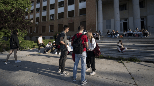 Un grupo de estudiantes frente a la Facultad de Farmacia de la Universidad Complutense de Madrid