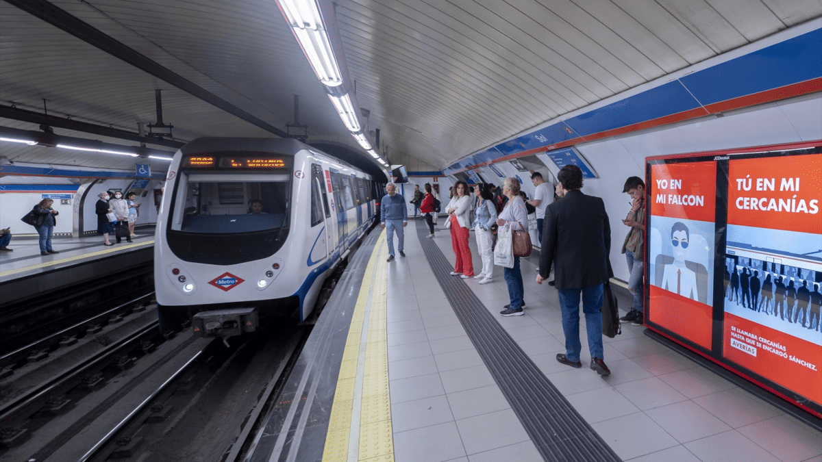 Varias personas en la parada del metro de la Puerta del Sol de Madrid, afectada por el cierre de la línea 1 de metro de Madrid en 2023