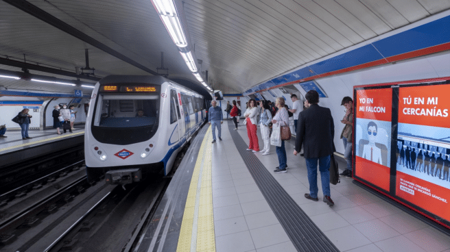 Varias personas en la parada del metro de la Puerta del Sol de Madrid, afectada por el cierre de la línea 1 de metro de Madrid en 2023