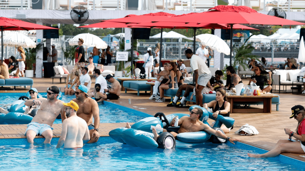 Personas disfrutando de las piscinas en vacaciones del verano, que comenzará de manera oficial el miércoles 21 de junio de 2023 en España