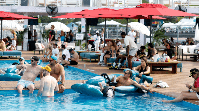 Personas disfrutando de las piscinas en vacaciones del verano, que comenzará de manera oficial el miércoles 21 de junio de 2023 en España