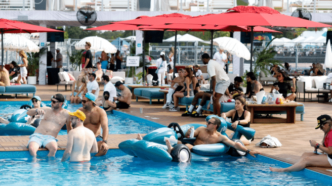 comienzo verano 2023 Personas disfrutando de las piscinas en vacaciones del verano, que comenzará de manera oficial el miércoles 21 de junio de 2023 en España