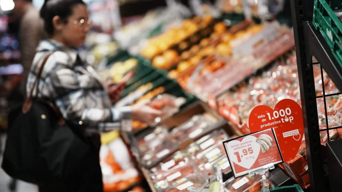Una mujer compra fruta en un supermercado de Bilbao, en el País Vasco.
