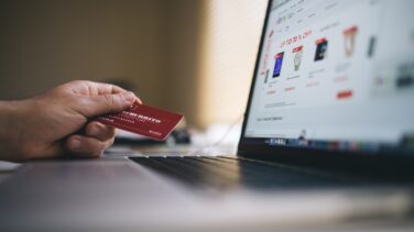 Poder llegar a fin de mes y no perderse las vacaciones, las dos razones por las que aumentan los créditos al consumo