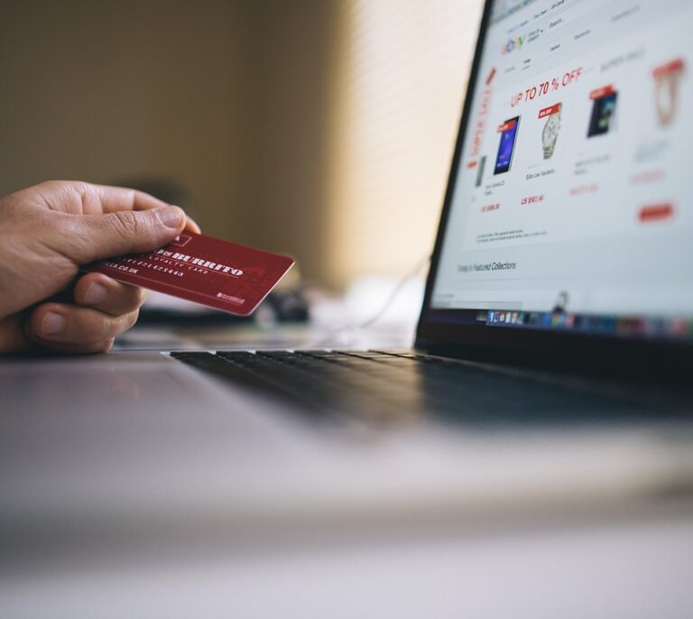 Poder llegar a fin de mes y no perderse las vacaciones, las dos razones por las que aumentan los créditos al consumo
