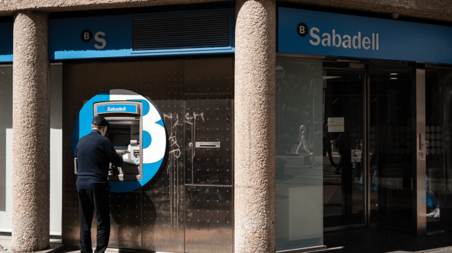 cuándo se cobra la pensión en junio de 2023 Un hombre en el cajero de la entidad bancaria de Sabadell, que pretende cobrar su pensión de junio 2023