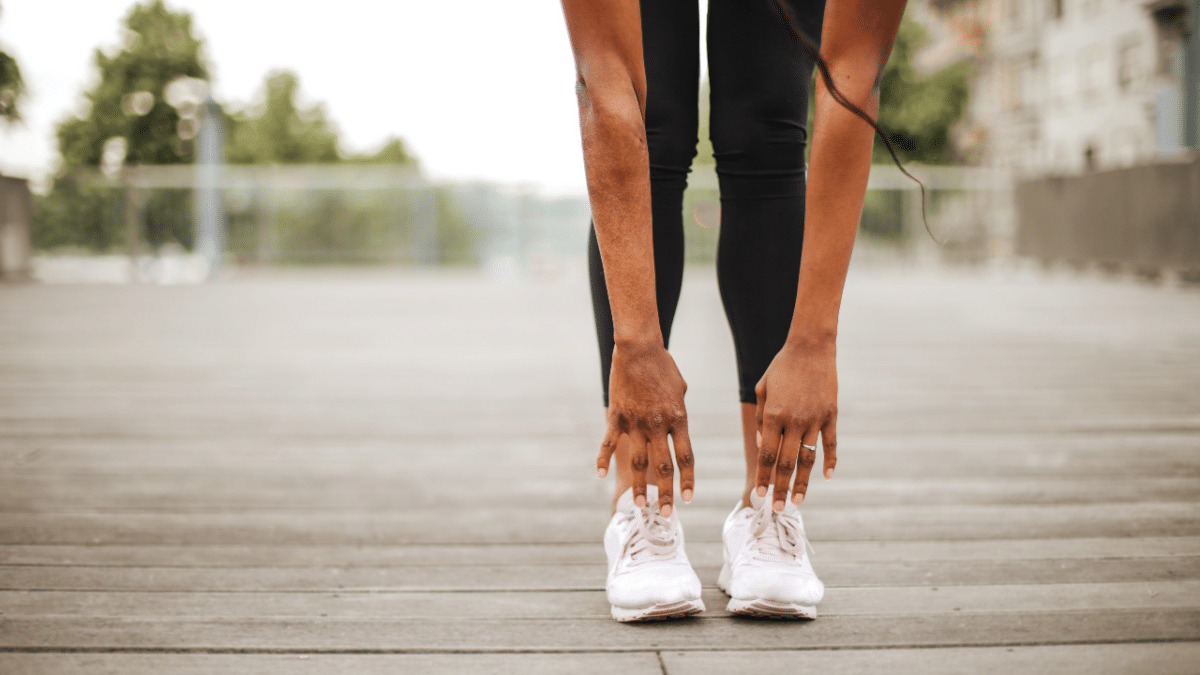 Una mujer entrenando para quemar aproximadamente 600 calorías cada día