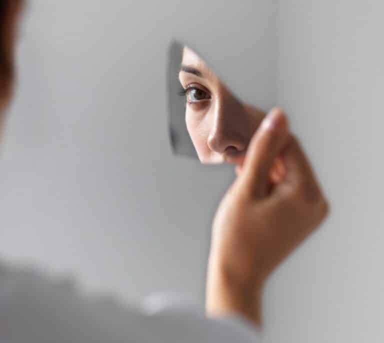 El libro que predijo la cultura del narcisismo y fue capaz de poner de acuerdo a católicos y marxistas