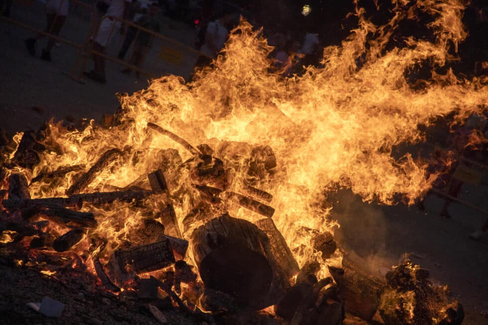 La magia de la noche de San Juan se ha adueñado de los barrios de Zaragoza. Los vecinos se han acercado a alguna de las hogueras que se han encendido para celebrar la noche más corta del año y dar la bienvenida a los meses más cálidos del verano recién estrenado.