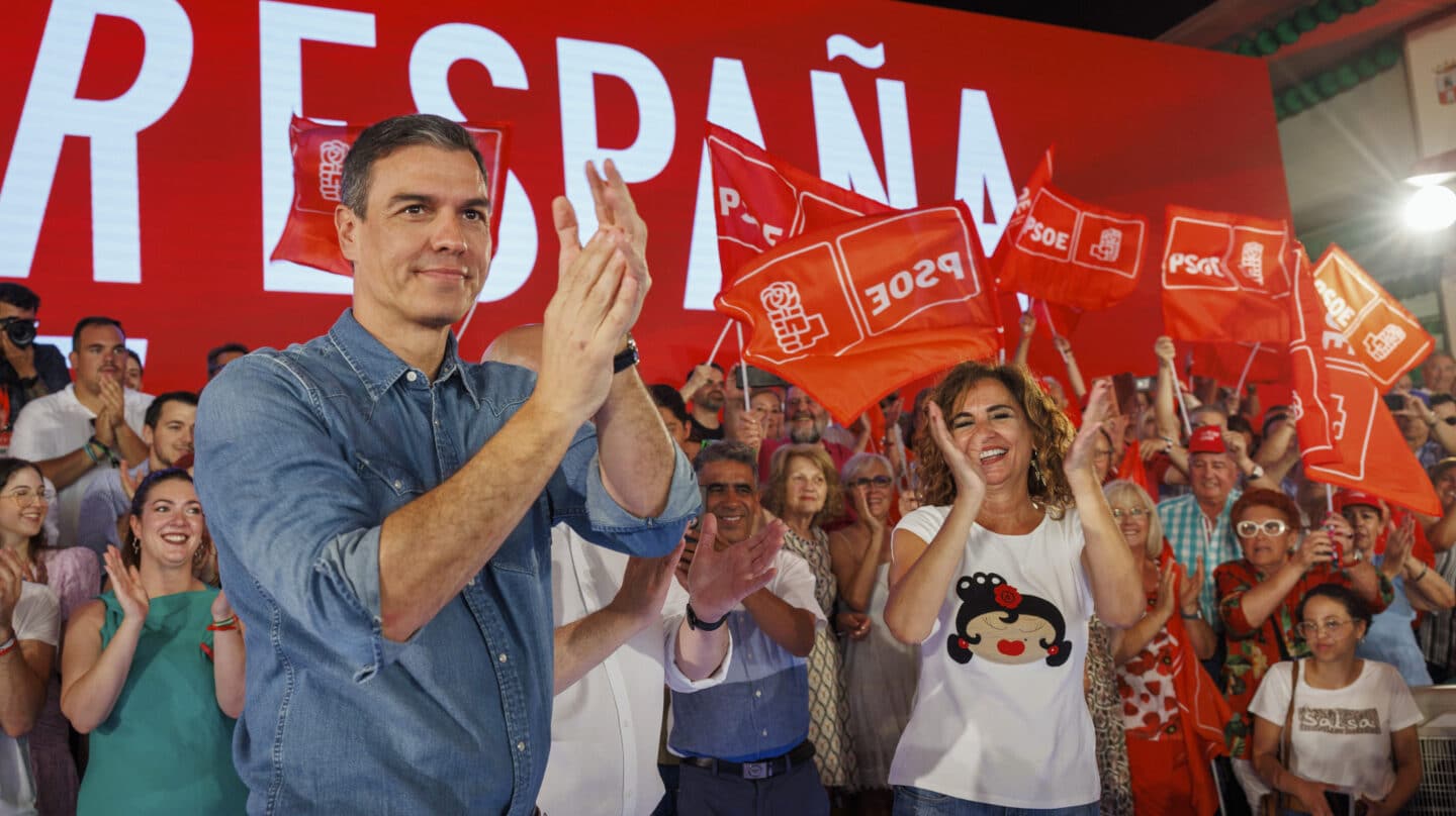 DOS HERMANAS (SEVILLA), 18/06/2023.- El presidente del Gobierno y secretario general del PSOE, Pedro Sánchez, junto a la nº1 en la lista al Congreso por Sevilla y ministra de Hacienda y Función Pública, María Jesús Montero , participando hoy domingo en plena precampaña para las elecciones generales en un acto político en Dos Hermanas (Sevilla), el municipio más poblado donde van a gobernar los socialistas tras los comicios municipales y donde en enero de 2017 anunció que se presentaría a las primarias de su partido. EFE/ Julio Muñoz