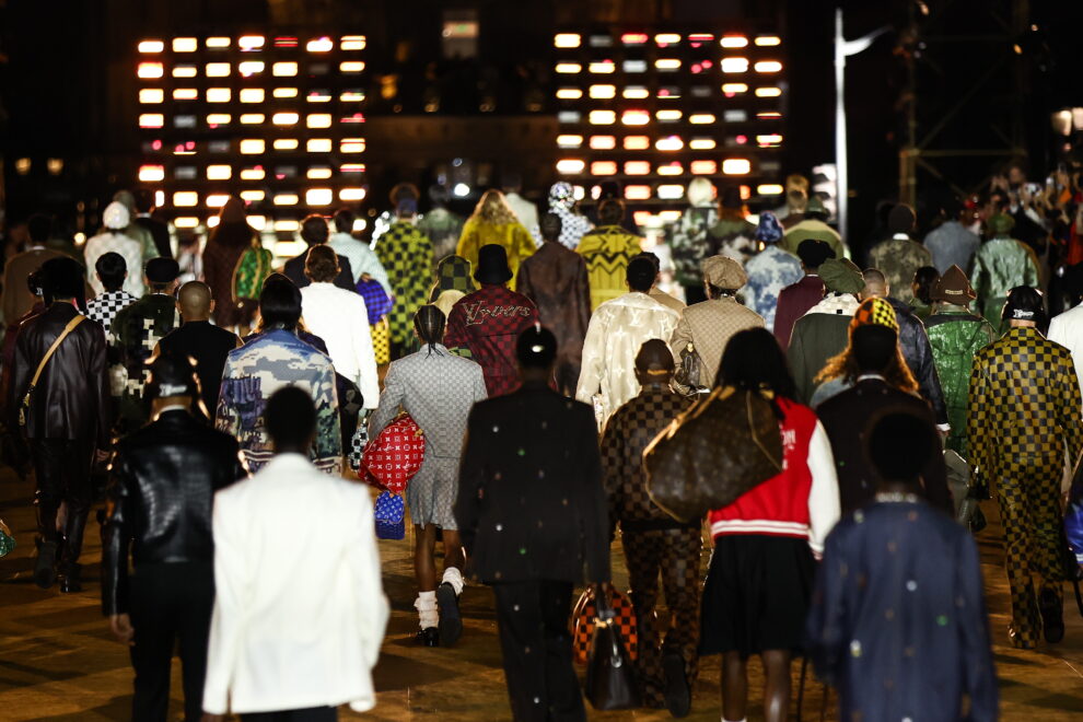 Pharrell makes Louis Vuitton debut on Paris' Pont Neuf - EFE Noticias