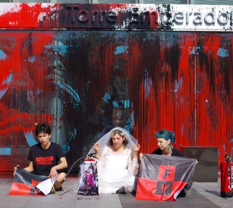 Activistas climáticos rocían de pintura la embajada británica en Madrid