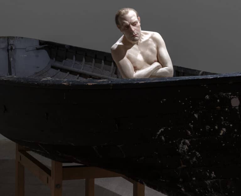 Ron Mueck y la perturbadora perfección humana de un 'museo de cera existencialista'