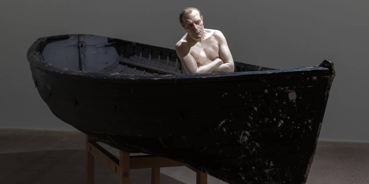 Ron Mueck. Man in a Boat, 2002.