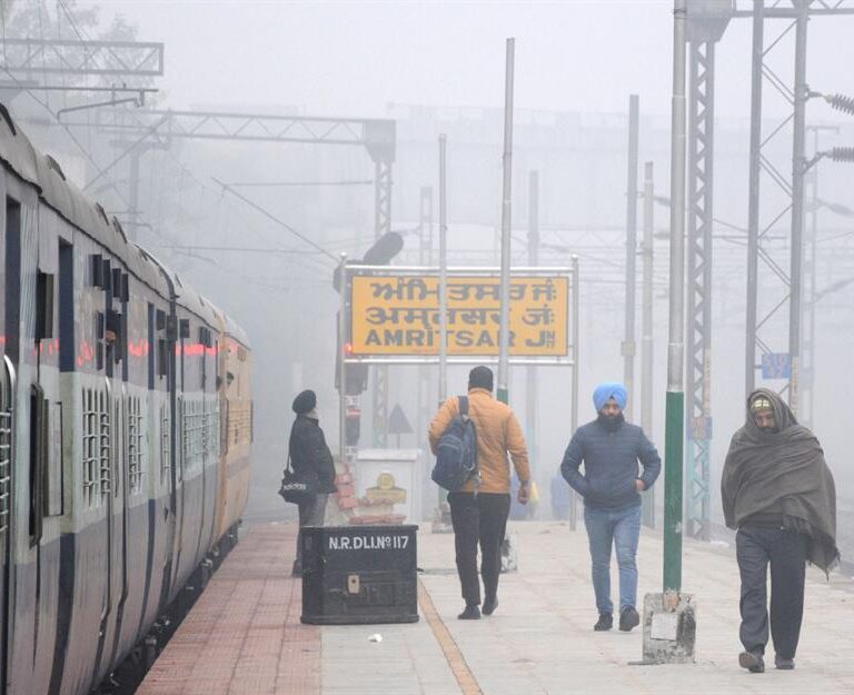 India eleva a 261 muertos y 900 heridos el balance del mayor accidente de tren en dos décadas