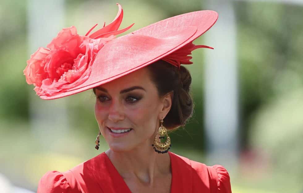 Kate, la princesa de Gales, ha escogido el color rojo y unos impresionantes pendientes negros y dorados para su estilismo
