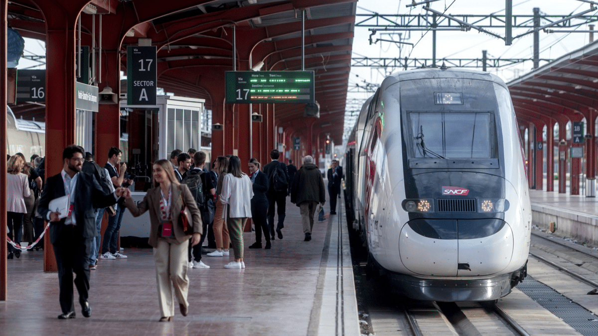 Viajeros en la Estación de Madrid-Chamartín-Clara Campoamor